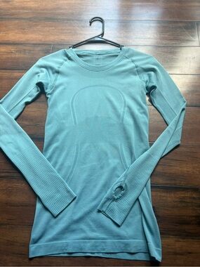 Lululemon long sleeve swiftly tech size 4